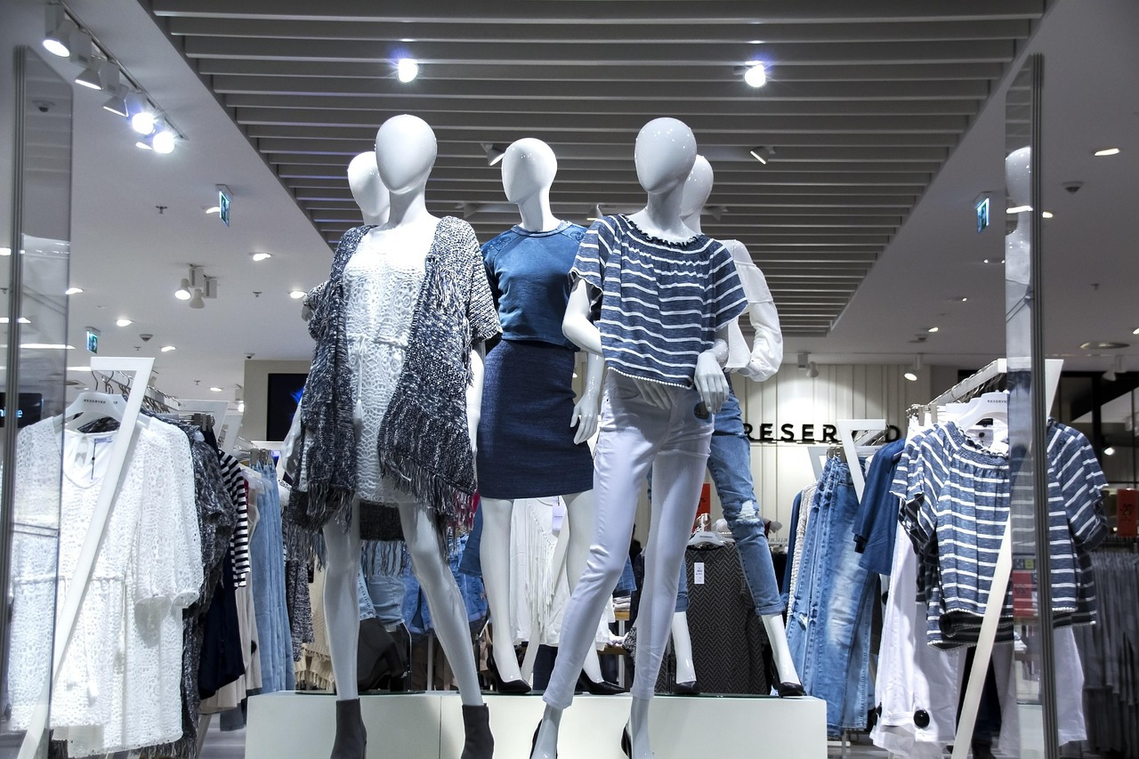 PRIMĂVARA LUXULUI ȘI ELEGANȚEI – HAINE DE MARCĂ PENTRU FEMEIA MODERNĂ